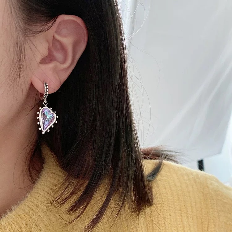 1 Pasang Anting Hoop Liontin Rumbai Kristal Asimetris Warna Ungu Gaya Vintage Korea Untuk Wanita