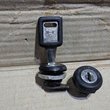 Kunci Bodi Tengah Samping  Ninja 150 R SS cover aki acu sepasang kanan kiri