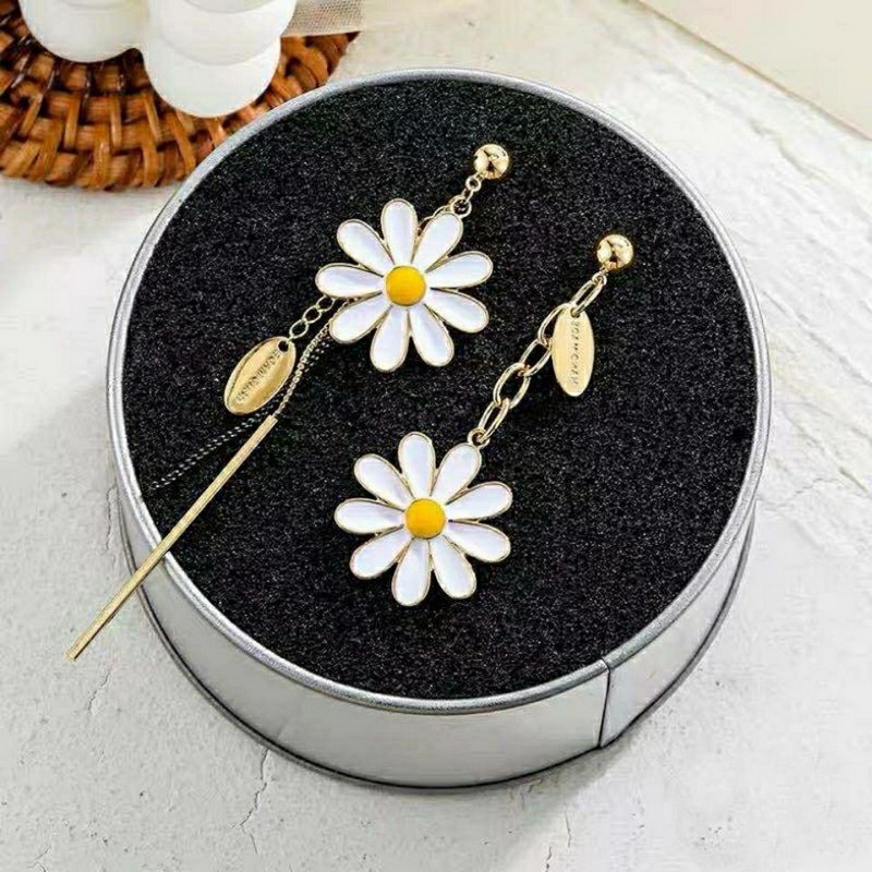 Anting Stud Rumbai Panjang Bentuk Bunga Daisy Oval Potongan Asimetris Untuk Wanita