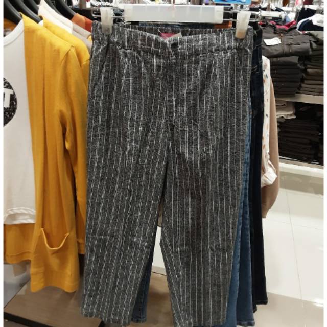 Celana ninety degrees