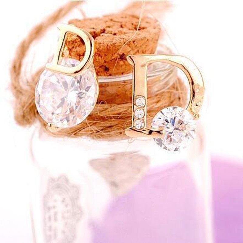 Anting Tusuk Gantung Asimetris Bentuk Huruf D Gaya Eropa / Amerika / sexy Berkilau Untuk Wanita