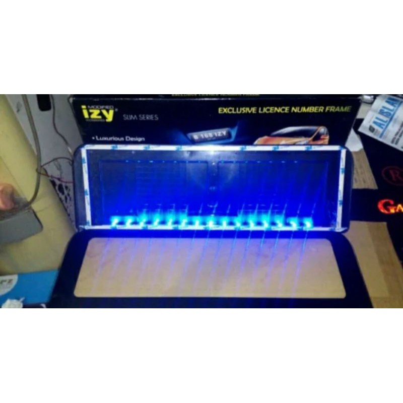 Cover plat nomer mobil nyala