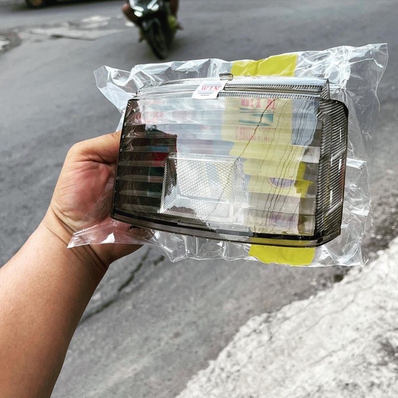 KACA MIKA STOPLAMP GL SMOKE MERK WIN