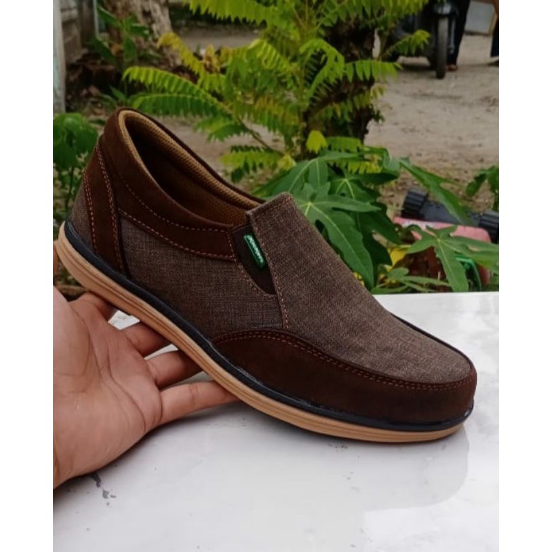 SepatuCasualPriaSlipOn