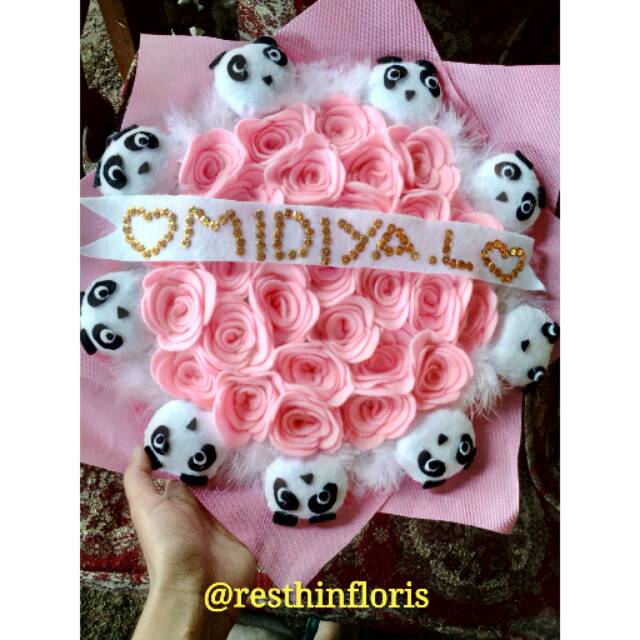 Buket bunga boneka panda sedang + nama. Bisa costum loh nama sama buketnya.