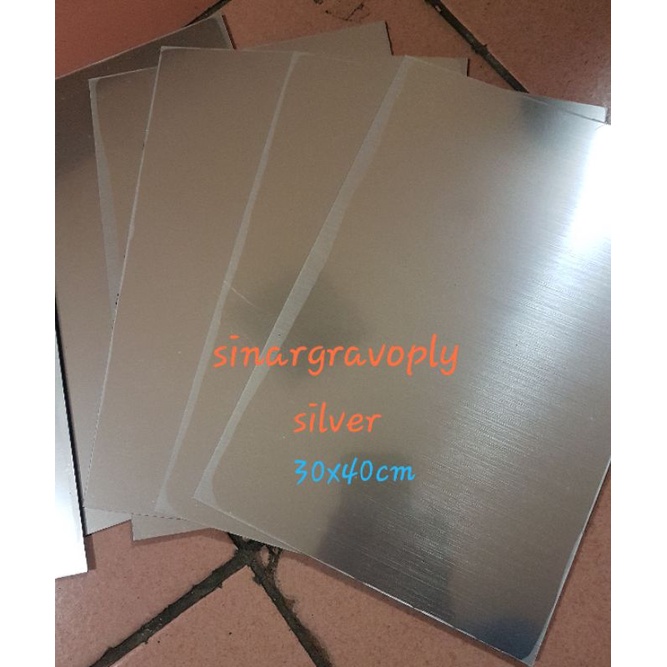 

gravoply silver teks hitam 30x40cm tebal 1.5ml