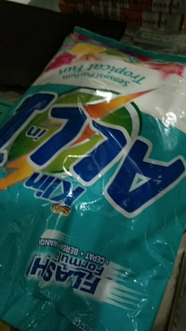 Soklin All In 1 Deterjen Bubuk 900 Gram Merah Biru Wangi Harum Parfum Buah (no.206)