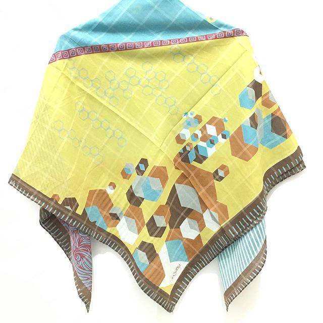 Hijab segi empat motif ansania