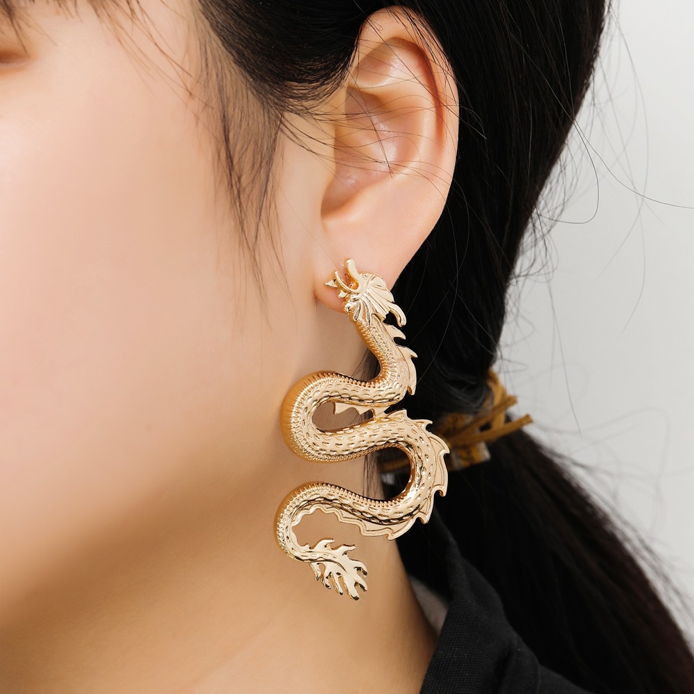 Anting Stud Bentuk Naga Melengkung Bahan Alloy Untuk Wanita