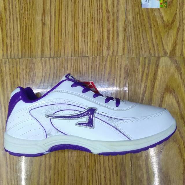 Sepatu olahraga putih ardiles untuk wanita.