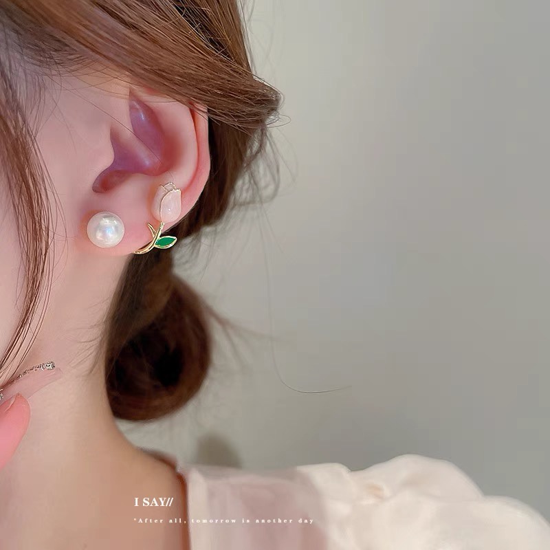 Anting Stud Bentuk Bunga Tulip Aksen Mutiara Warna Pink Gaya Korea Untuk Wanita