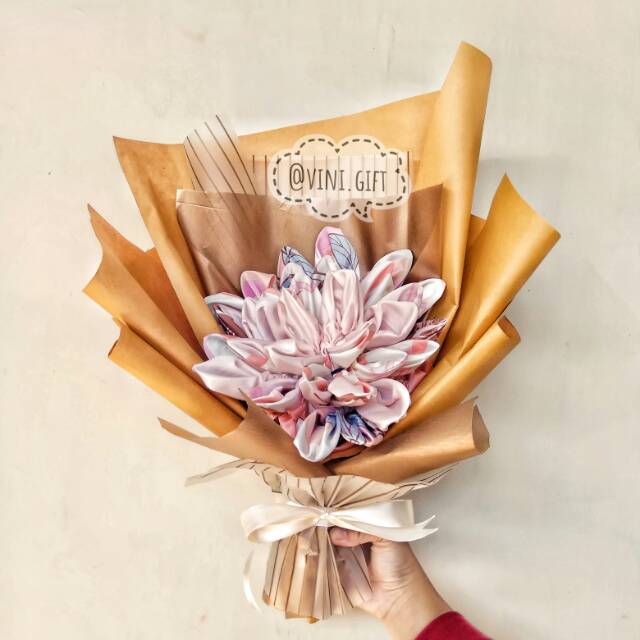 BUKET WISUDA. BUKET WISUDA MURAH. BUKET HIJAB. BUKET HIJAB VERSI 1 HIJAB STANDAR.  BUKET BUNGA.