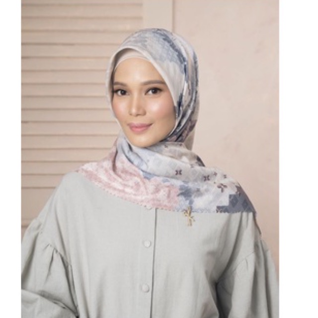 Ulos Scarf Wearing Klamby