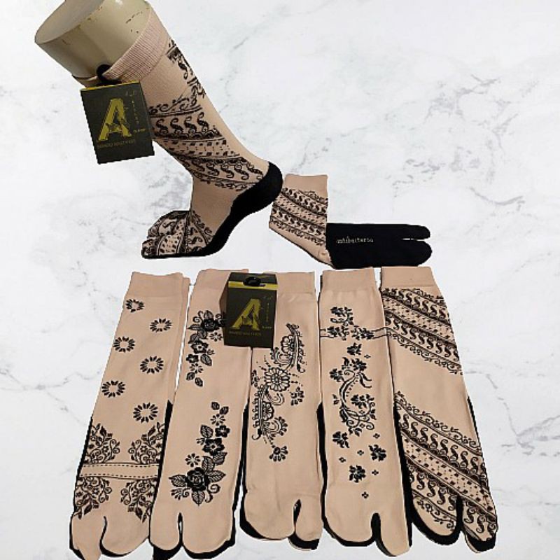 kaos kaki jempol nylon muslimah cream motif henna telapak hitam panjang sebetis