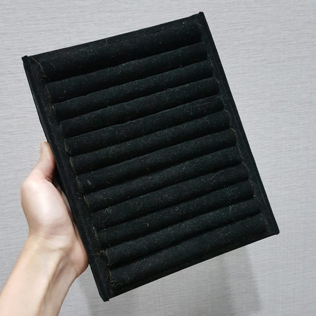 PRELOVED Kotak Display Perhiasan Beludru Hitam