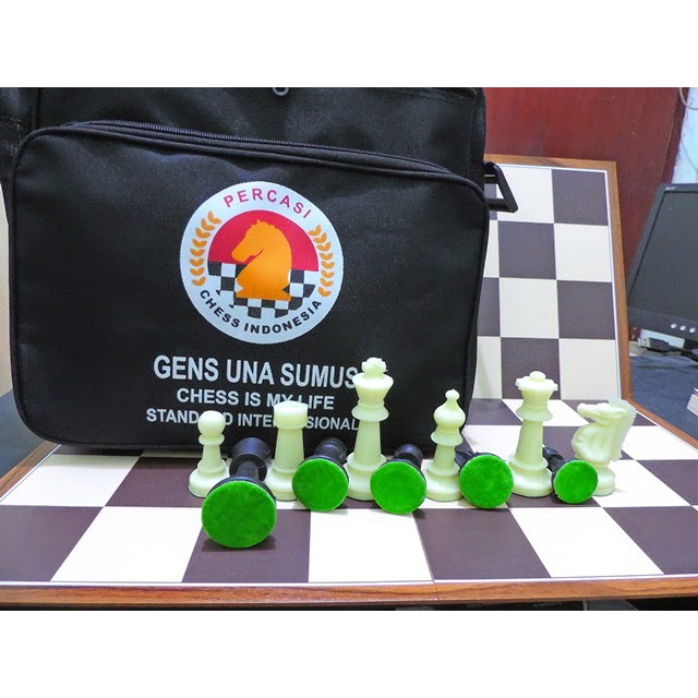 1 Set Buah Catur Plastik Papan Lipat 4 Standard Turnamen International + Tas Percasi Mutu Bagus