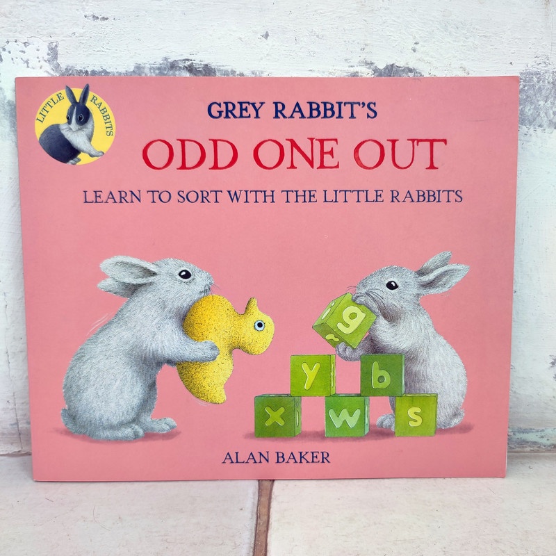 Preloved Buku Anak BBW Grey Rabbit's Odd One Out Alan Baker
