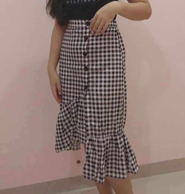 Rok assymetric midi skirt motif kotak2 pergi jalan santai Rok assymetric midi skirt motif kotak2 pergi jalan santai