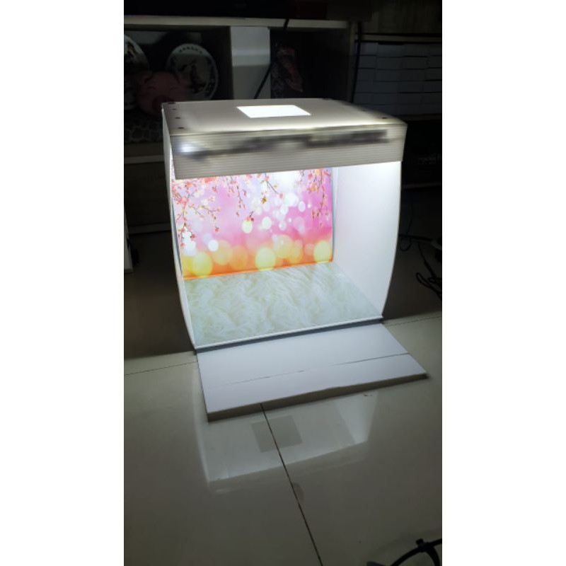 

Studio Box LED Ukuran A1 ( 61 x 48 x 48 ) motif bunga merah muda dan bulu putih