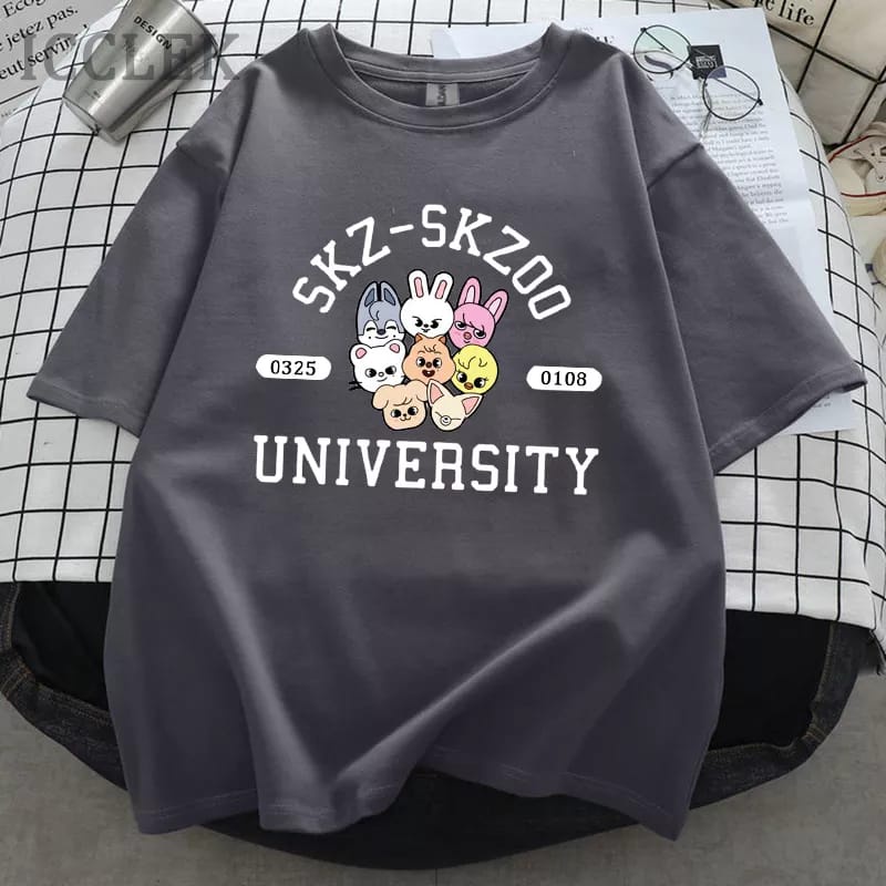 Kaos KPop Stray Kids Skz Skzoo University Oversize Kaos Stray Kids Lengan Pendek Distric Logo Unlock Lee Know Bang Chan Baju Stray Kids Lengan Panjang Oversize Murah T shirt Stray Kids Pria Ori T-shirt All Member Stray Kids Kpop Murah Wego Jumbo XXL