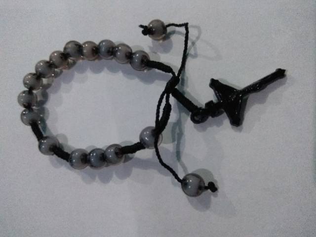 GELANG ROSARIO SALIB BAHAN MANIK DAN TALI - BENDA ROHANI KRISTIANI - AKSESORIS FASHION MURAH