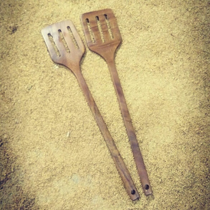 Spatula Sutil Kayu Ulin Berlobang