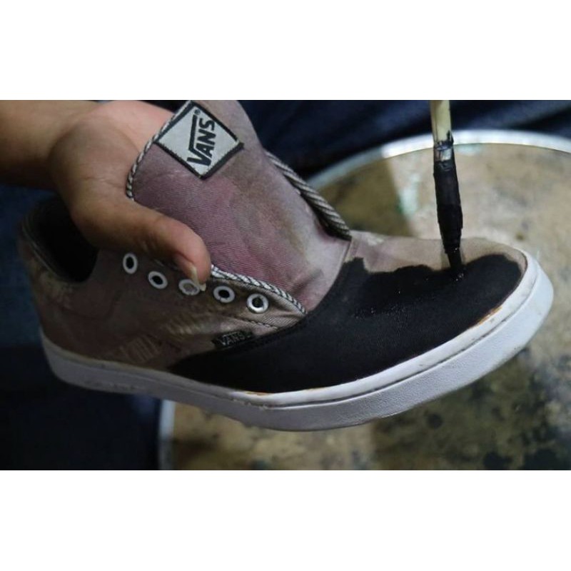 Cat sepatu hitam canvas atau suede 100ml