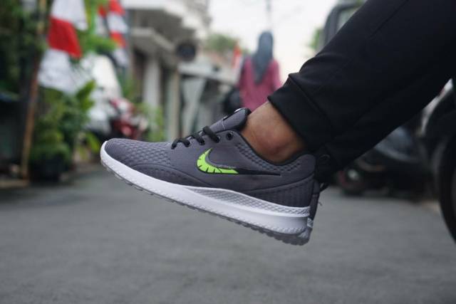 Nike Free Running Zoom Cowok, Bonus Kaos Kaki