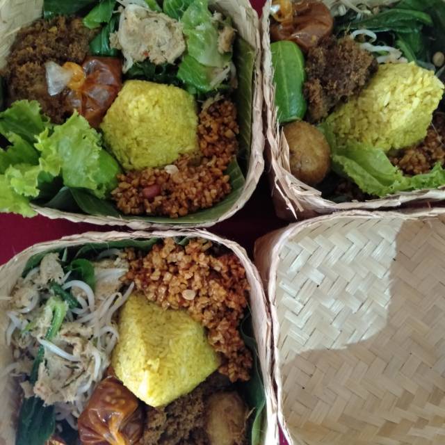 Nasi kuning besek / nasi dus / nasi tumpeng