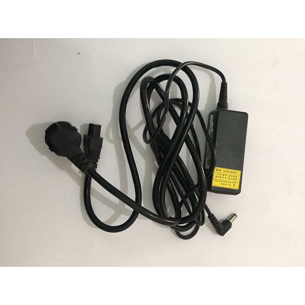 Toshiba bekas baru dipakai sebentar 19v 1.58a NB520 NB200 NB205 NB300 NB305 NB500 NB510