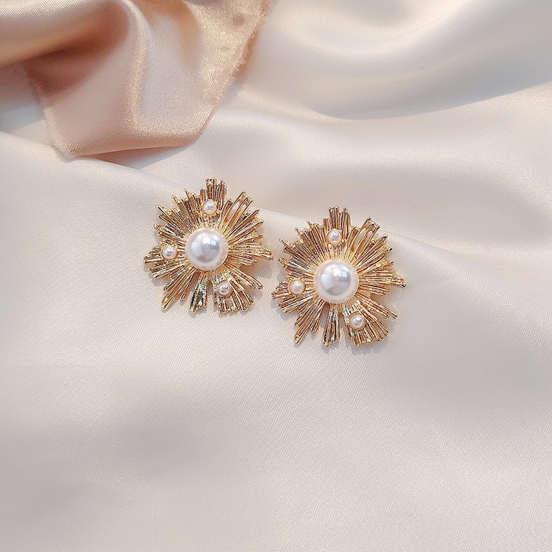 Anting Tusuk Model Bahan Logam Mutiara, Warna Emas untuk Wanita (Takota 024)