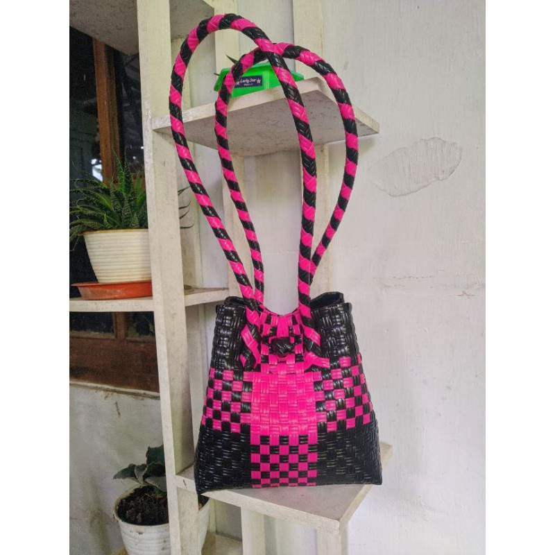 Tas anyaman plastik BLack Pink jali premium size S