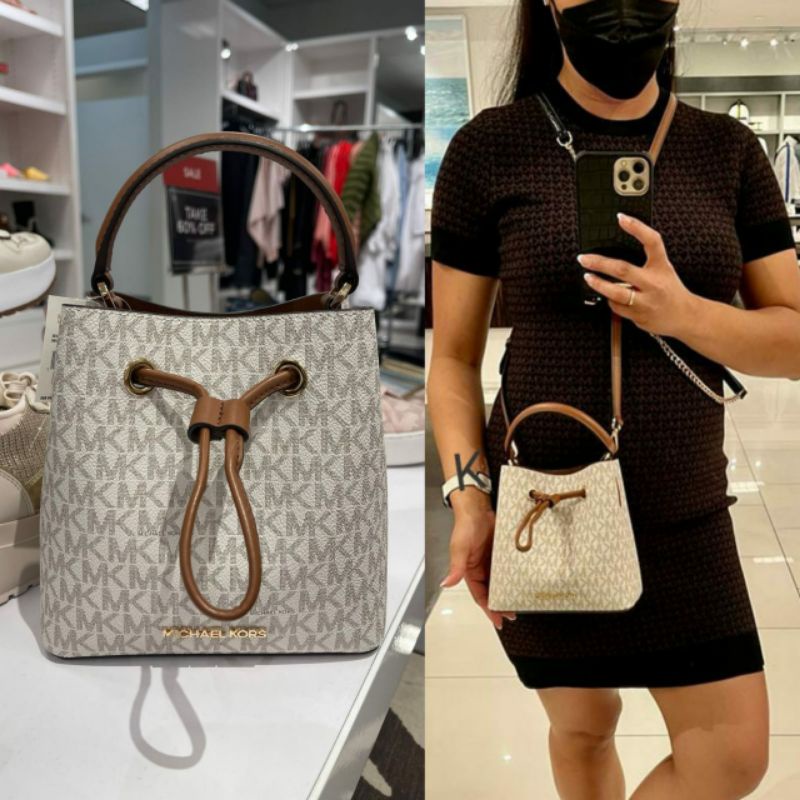mk suri small signature bucket crossbody vanilla brown M