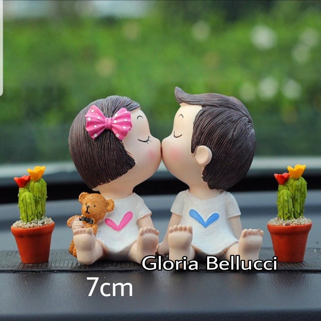 patung pajangan anak ciuman kiss couple car dashboard mobil dekorasi rumah interior lucu