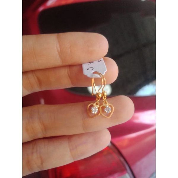 Anting emas dewasa