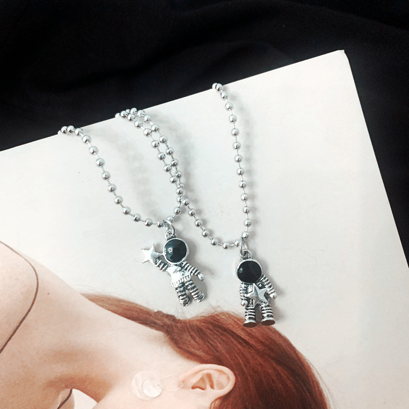 Kalung Liontin Astronot Bahan Titanium Steel Gaya Korea Untuk Wanita