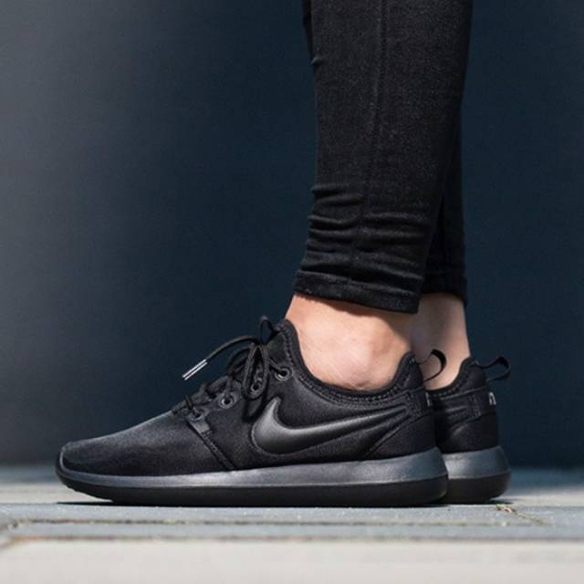 roshe two triple black