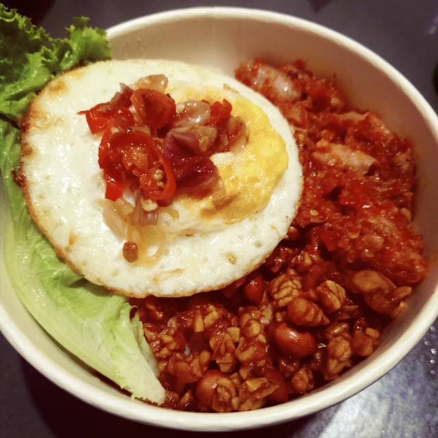 

Nasi Pedas Cumi (nasi putih,kering tempe kacang,telor ceplok,lalap)