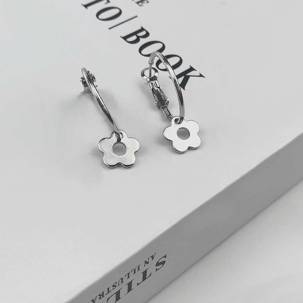 Anting Tusuk Motif Bunga Simple Ala Korea Bahan Metal Warna Silver Untuk Wanita