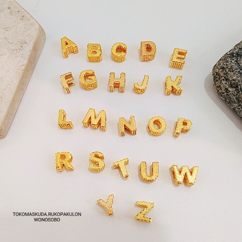 Liontin huruf balok (tanpa tali)