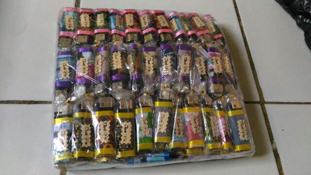 Souvenir Pernikahan Korek Gas Batik + Kemasan Pelastik + Tali Emas