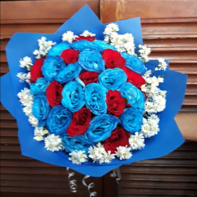 

Handbuqet mawar biru mix merah