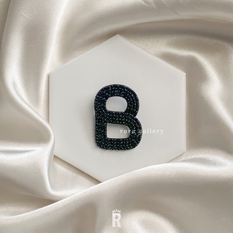 Rora PART 1 NEW BROOCH | BROS BUTTONSCARVES | Rora Gallery-K black