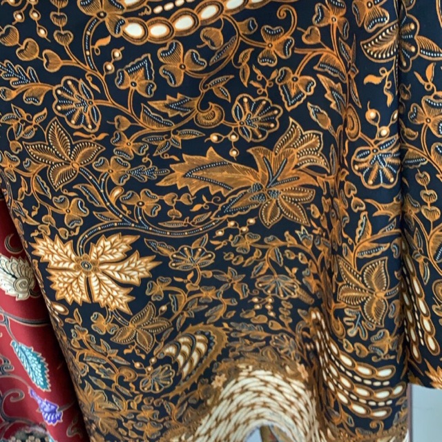 Kain batik bahan semi sutera merek Legenda Mas