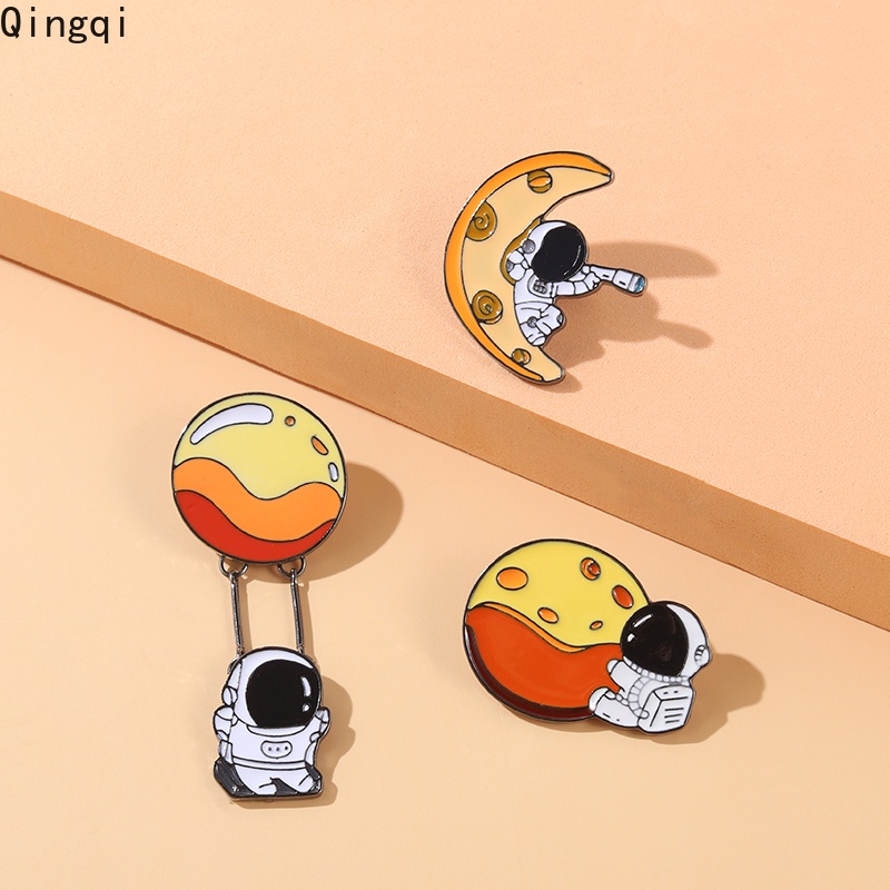 Bros Pin Enamel Bentuk Astronot Planet Balon Ayunan Bahan Alloy Untuk Aksesoris Ransel