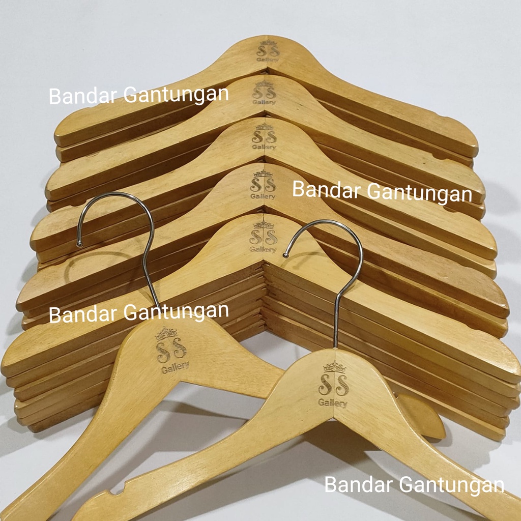 Hanger Kayu Anak Warna Natural Biasa / Gantungan Baju Distro Hanger Kayu logo Laser Grafir Plitur Gantungan Baju Anak Display Pakaian Anak Anak(BH)