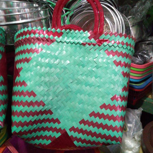 Tas anyaman ukuran sedang