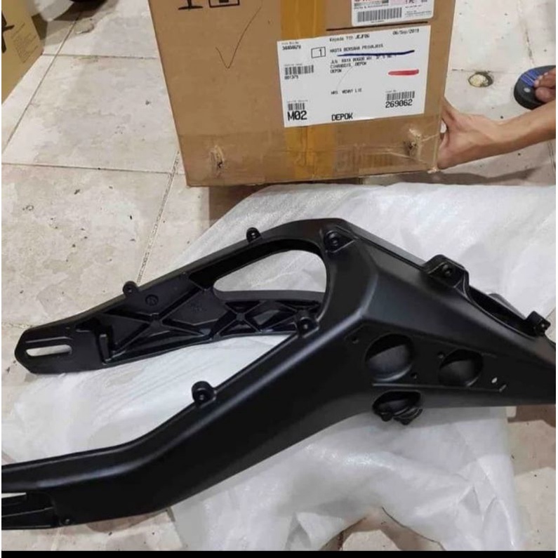 REAR SWING ARM R15 VVA V3 ASLI ORI YAMAHA BK6 F2110 00