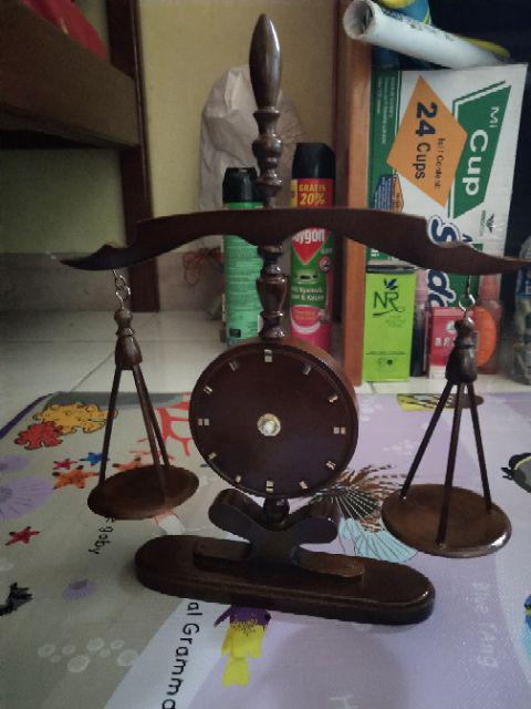 Jam Meja Timbangan Keadilan Lambang Hukum