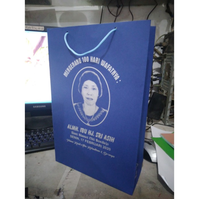 

PAPER BAG TEBAL, KERTAS HAWAI, HAMMER, BUFFALLO POLOS + SABLON 1 WARNA